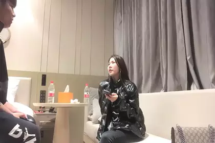 黑色外套萌妹 穿着衣服一般般脱掉身材居然不错床上跪着口交坐在身上蠕动小腰