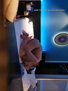 1080P高清厕拍一袭白色长裙小挎包的女神,黑斑点红内裤真漂亮