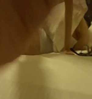 高清无水印一边打著电话一边草骚女友让闺蜜听叫床声