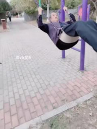 公园里看到的火爆现场 美女你忘了穿内裤了