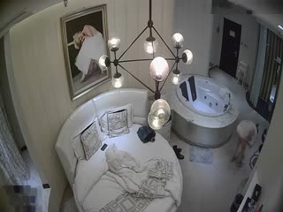 精品小旅馆偷拍男女啪啪插到底的中途还给鸡巴摸点油