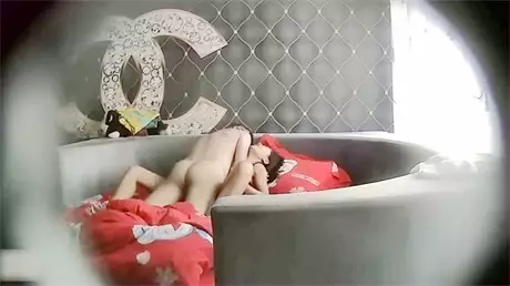 大学城附近的小旅馆偷拍小美女和男友打炮