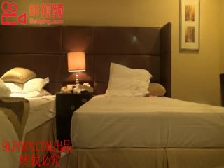 小女友喝多了被男友背回家啪啪，操着操着也就把她操醒了~