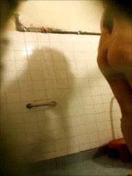女工宿舍浴室偷拍刚下班的女工洗澡澡